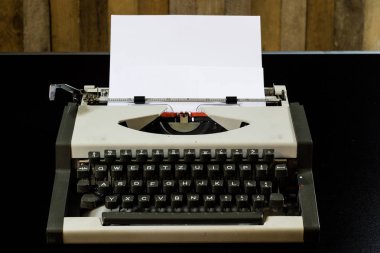 Daktilo siyah masada. Beyaz boş kartı. Duvar kaba b