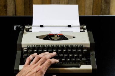 Daktilo siyah masada. Beyaz boş kartı. Duvar kaba b