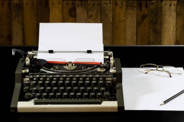 Daktilo siyah masada. Beyaz boş kartı. Duvar kaba b