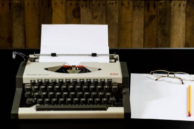 Daktilo siyah masada. Beyaz boş kartı. Duvar kaba b