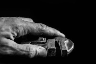 Paslı, eski atölye anahtarları. Bir w siyah tabloda hidrolik tuşları