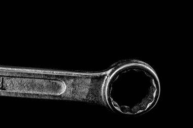 Paslı, eski atölye anahtarları. Bir w siyah tabloda hidrolik tuşları