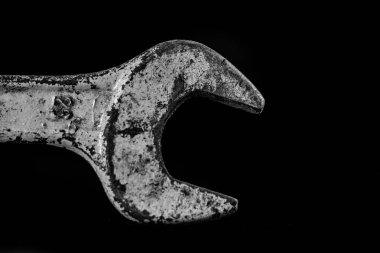 Paslı, eski atölye anahtarları. Bir w siyah tabloda hidrolik tuşları