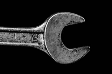 Paslı, eski atölye anahtarları. Bir w siyah tabloda hidrolik tuşları