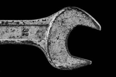 Paslı, eski atölye anahtarları. Bir w siyah tabloda hidrolik tuşları