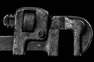 Paslı, eski atölye anahtarları. Bir w siyah tabloda hidrolik tuşları