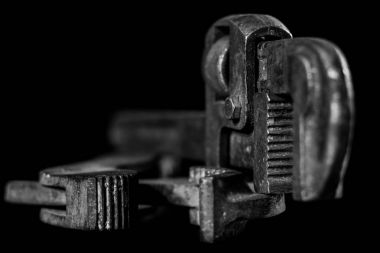 Paslı, eski atölye anahtarları. Bir w siyah tabloda hidrolik tuşları