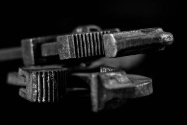 Paslı, eski atölye anahtarları. Bir w siyah tabloda hidrolik tuşları