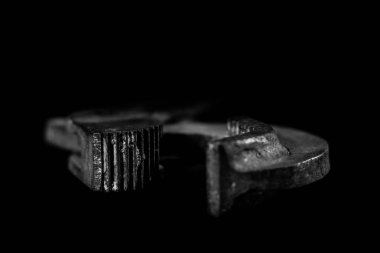 Paslı, eski atölye anahtarları. Bir w siyah tabloda hidrolik tuşları