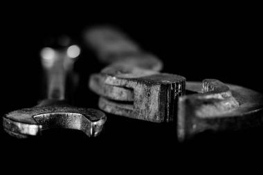 Paslı, eski atölye anahtarları. Bir w siyah tabloda hidrolik tuşları