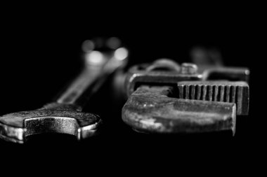 Paslı, eski atölye anahtarları. Bir w siyah tabloda hidrolik tuşları