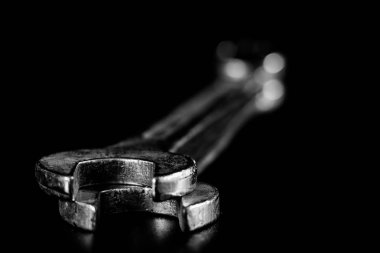 Paslı, eski atölye anahtarları. Bir w siyah tabloda hidrolik tuşları