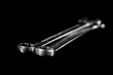 Paslı, eski atölye anahtarları. Bir w siyah tabloda hidrolik tuşları