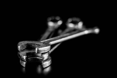 Paslı, eski atölye anahtarları. Bir w siyah tabloda hidrolik tuşları