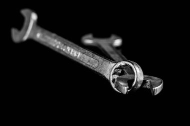 Paslı, eski atölye anahtarları. Bir w siyah tabloda hidrolik tuşları