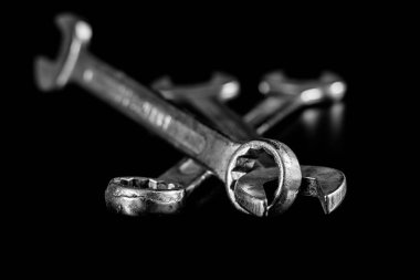 Paslı, eski atölye anahtarları. Bir w siyah tabloda hidrolik tuşları