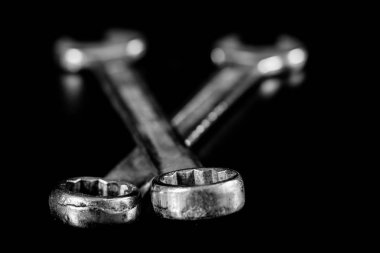 Paslı, eski atölye anahtarları. Bir w siyah tabloda hidrolik tuşları