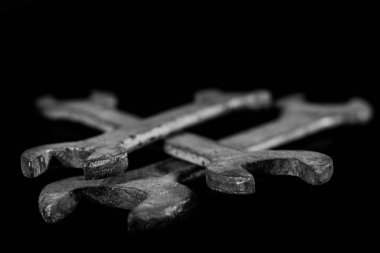 Paslı, eski atölye anahtarları. Bir w siyah tabloda hidrolik tuşları