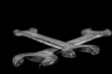 Paslı, eski atölye anahtarları. Bir w siyah tabloda hidrolik tuşları