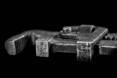 Paslı, eski atölye anahtarları. Bir w siyah tabloda hidrolik tuşları