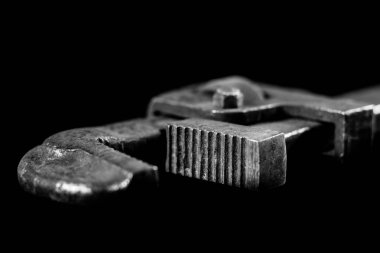 Paslı, eski atölye anahtarları. Bir w siyah tabloda hidrolik tuşları