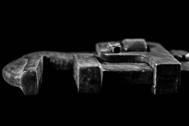 Paslı, eski atölye anahtarları. Bir w siyah tabloda hidrolik tuşları