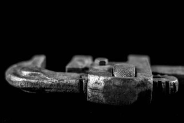 Paslı, eski atölye anahtarları. Bir w siyah tabloda hidrolik tuşları