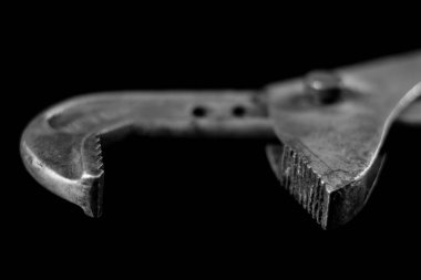 Paslı, eski atölye anahtarları. Bir w siyah tabloda hidrolik tuşları