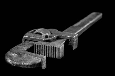 Paslı, eski atölye anahtarları. Bir w siyah tabloda hidrolik tuşları