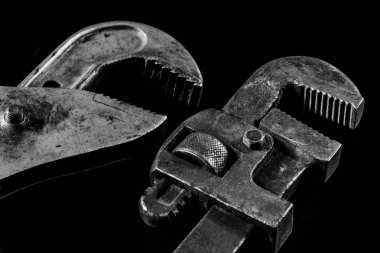 Paslı, eski atölye anahtarları. Bir w siyah tabloda hidrolik tuşları