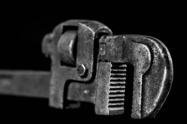 Rusty, viejas llaves del taller. Teclas hidráulicas en una mesa negra en una w —  Fotos de Stock