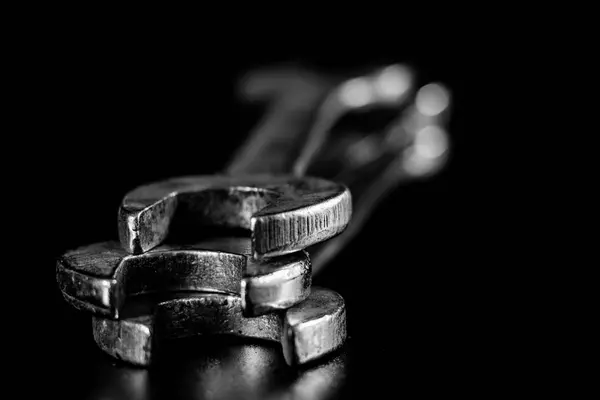 Rusty, old workshop keys. Hydraulic keys on a black table in a w — Stock Photo, Image