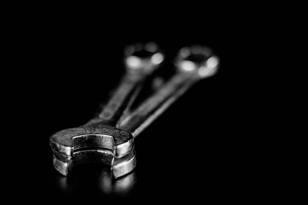 Rostig, Gammal workshop nycklar. Hydrauliska nycklar på ett svart bord i en w — Stockfoto