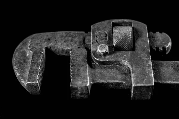Rostige, alte Werkstattschlüssel. Hydraulikschlüssel auf einem schwarzen Tisch in einem — Stockfoto