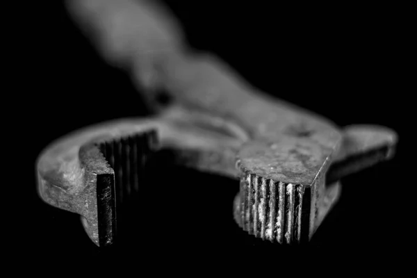 Rusty, vecchie chiavi di officina. Chiavi idrauliche su un tavolo nero in un w — Foto Stock