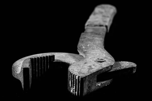 Rostige, alte Werkstattschlüssel. Hydraulikschlüssel auf einem schwarzen Tisch in einem — Stockfoto