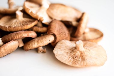 Taze mantar ki ki beyaz mutfak masası üzerinde.