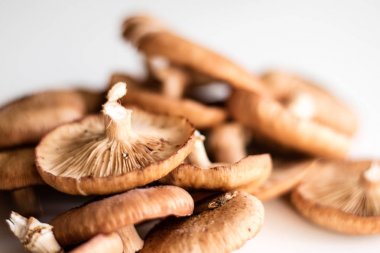 Taze mantar ki ki beyaz mutfak masası üzerinde.