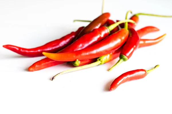 Pimientos rojos recién hechos en la mesa de la cocina. Fondo blanco . — Foto de Stock