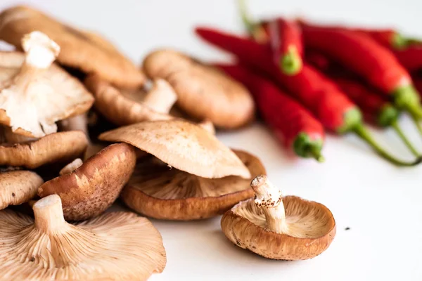 Taze mantar ki ki beyaz mutfak masası üzerinde.