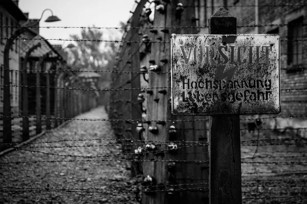 Esirler Auschwitz konsantrasyon yürütmek için kullanılan bir alan bir görünümü — Stok fotoğraf