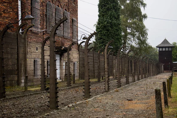 En vy av ett område som används för att köra fångarna i Auschwitz Conc — Stockfoto