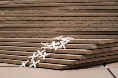 Fayans, kırpma, ölçümleme ve kesme çini. Yere tamiri