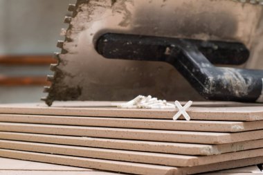 Fayans, kırpma, ölçümleme ve kesme çini. Yere tamiri