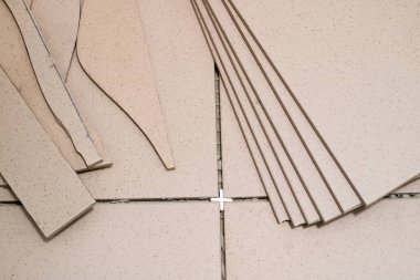 Fayans, kırpma, ölçümleme ve kesme çini. Yere tamiri