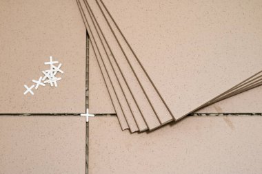 Fayans, kırpma, ölçümleme ve kesme çini. Yere tamiri