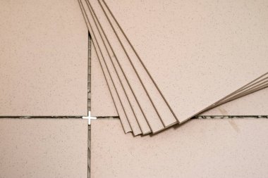 Fayans, kırpma, ölçümleme ve kesme çini. Yere tamiri