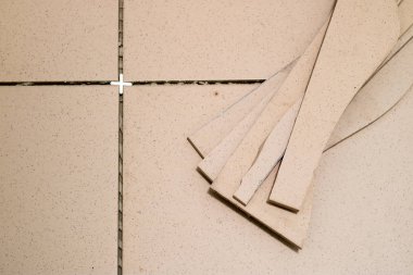 Fayans, kırpma, ölçümleme ve kesme çini. Yere tamiri