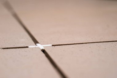 Fayans, kırpma, ölçümleme ve kesme çini. Yere tamiri