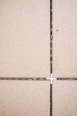 Fayans, kırpma, ölçümleme ve kesme çini. Yere tamiri